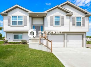 210 Elissa Dr, Raymore, MO 64083