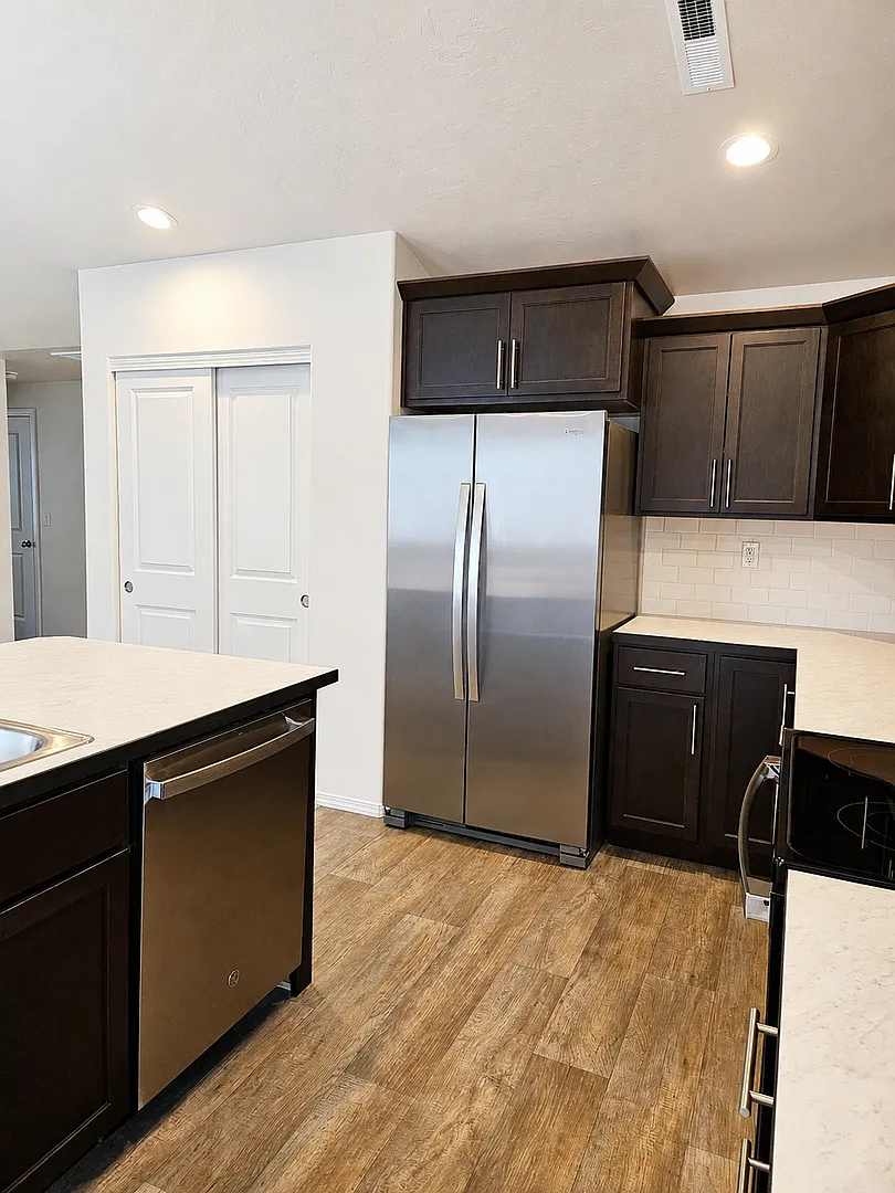 Beautiful Home with Large RV Pad and Premium Finishings — Photo 3