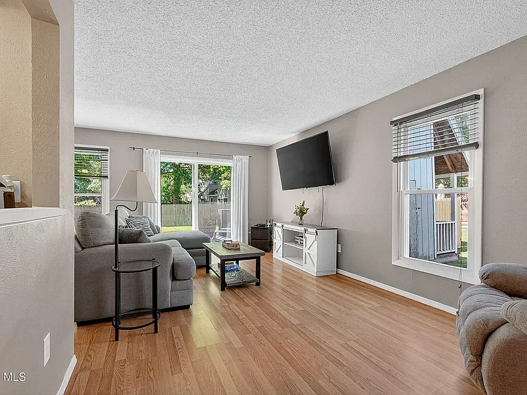 25 Westchester Dr — Photo 2