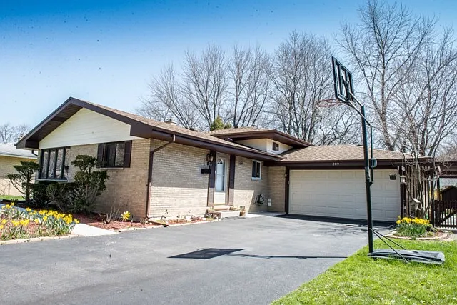 209 N Stevenson Ln — Photo 1