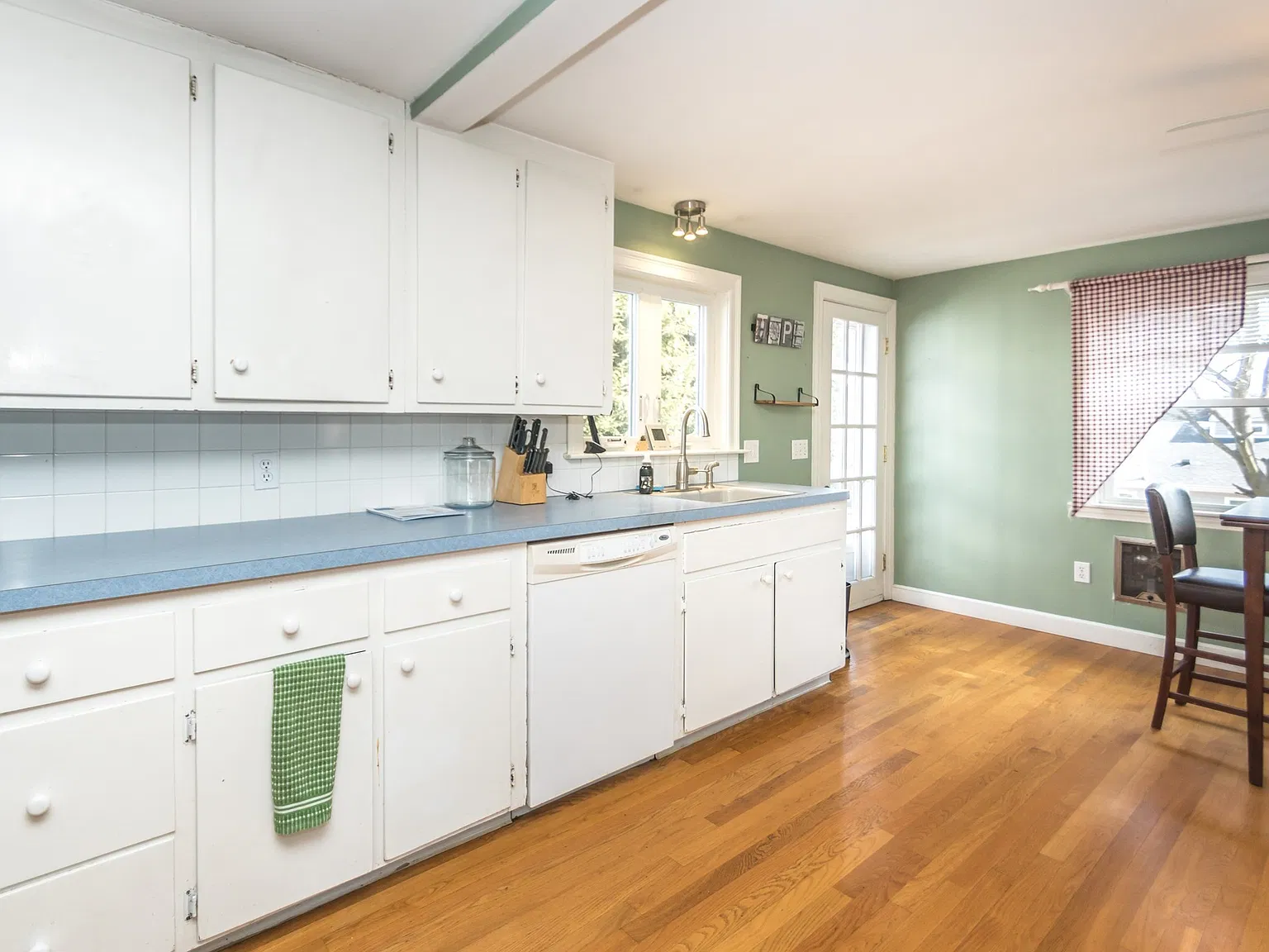 3 bed, 1.5 bath, 1332 sqft, $3,000 — Photo 4