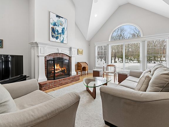 3rd image of 15 Red Fox Ln