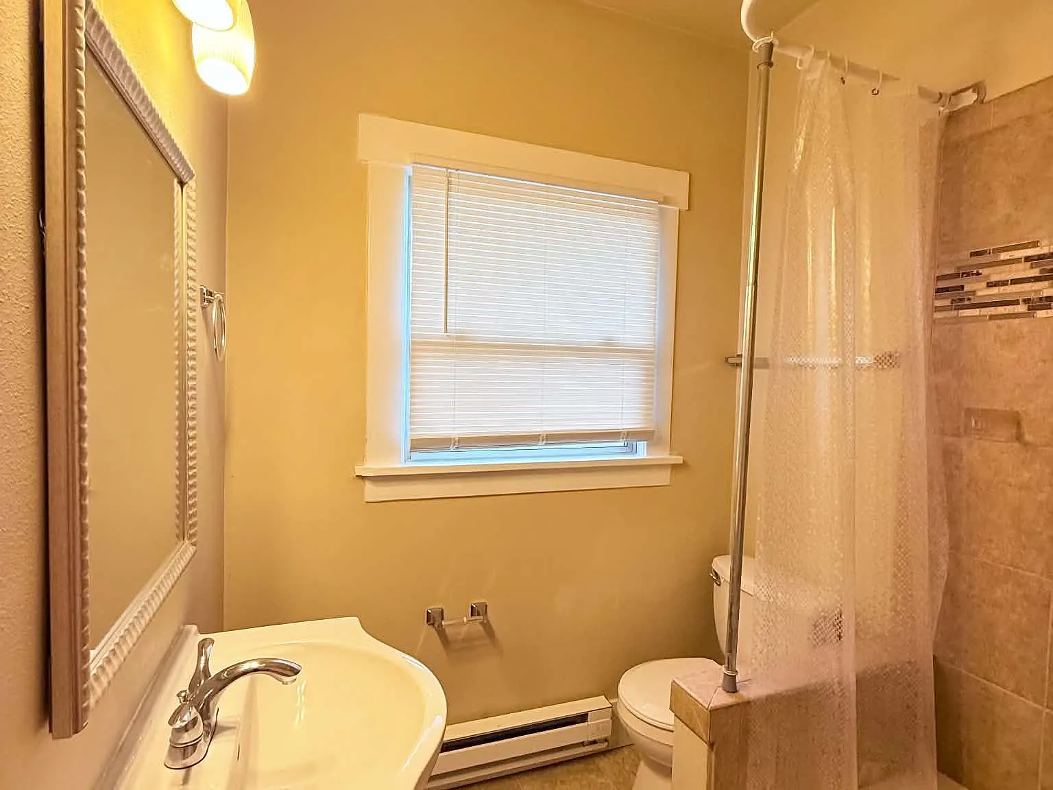2 bed, 1.0 bath, 682 sqft, $2,000 — Photo 3