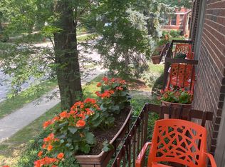 943 Pleasant St APT 2D, Oak Park, IL