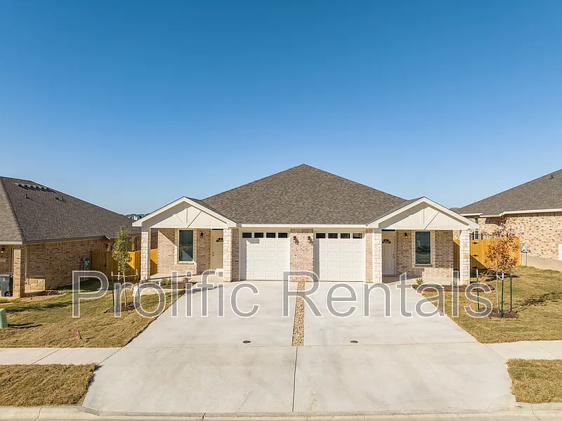 3 bed, 2.0 bath, 1279 sqft, $1,700 — Photo 2