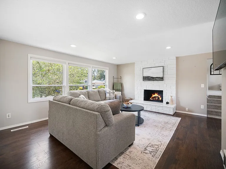 107 E Regina Ave — Photo 4
