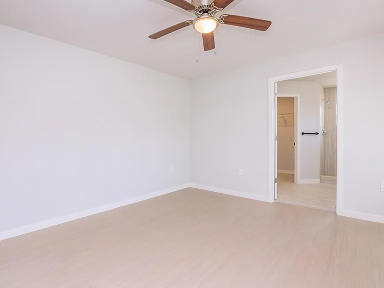 Sandcastle Manor Apartments — Photo 14