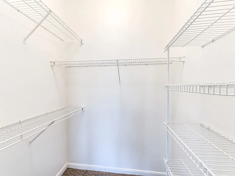Hollow Creek Apartments — Photo 10