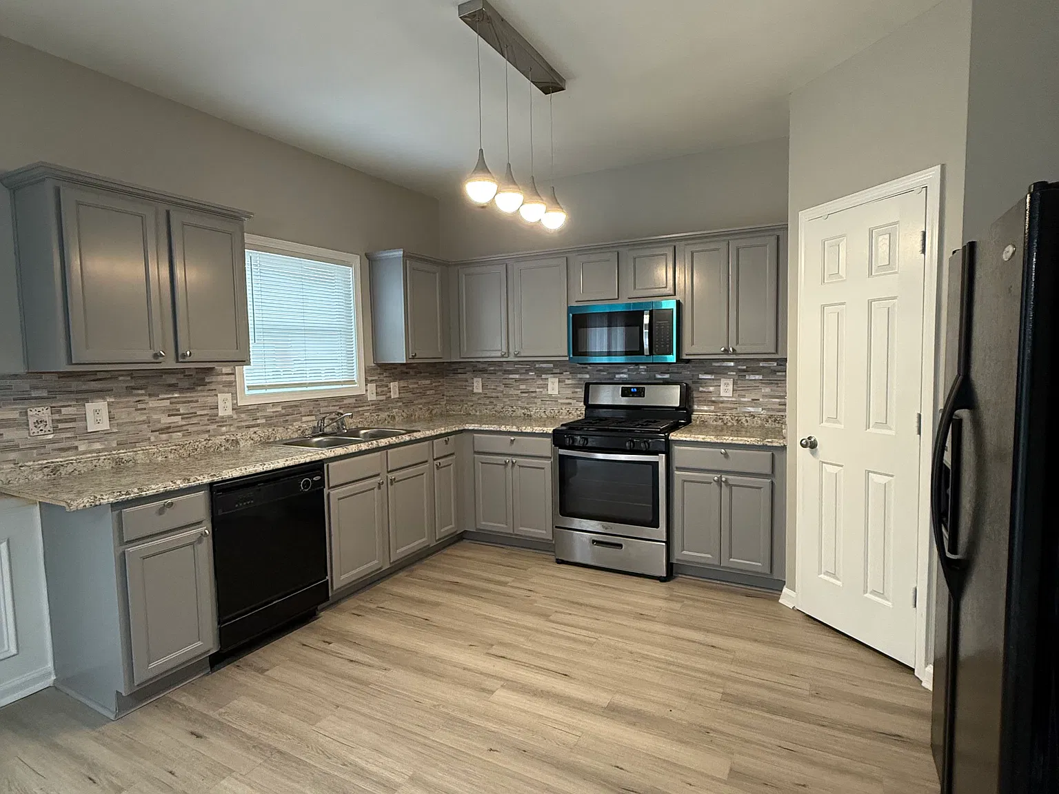 3 bed, 2.5 bath, 1696 sqft, $2,100 — Photo 4