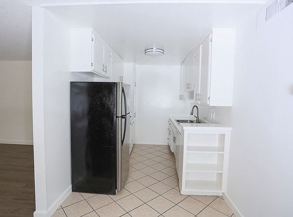 5th image of 4452 Ensign Ave #114