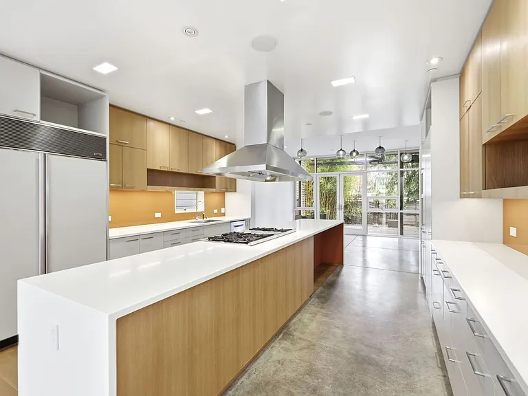 1076 S Van Ness Ave — Photo 7