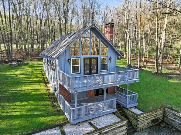 1114 Peninsula Dr, Central City, PA 15926