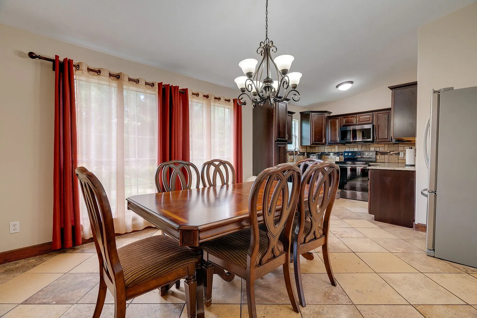 3 bed, 2.0 bath, 1937 sqft, $3,290 — Photo 4