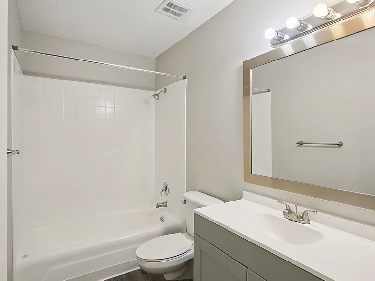 Mission Manor Apartments — Photo 8