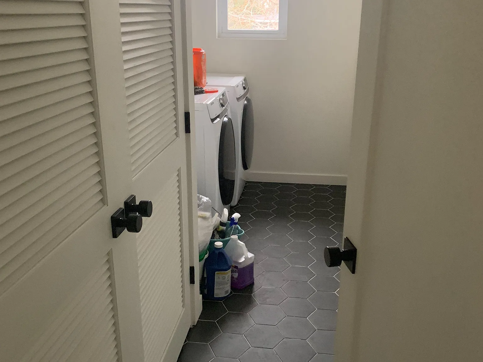2 bed, 1.0 bath, 3000 sqft, $1,321 — Photo 3