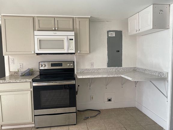 3rd image of 931 S Juniper Dr