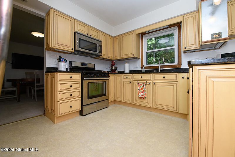5th image of 14 E Saybrook Drive