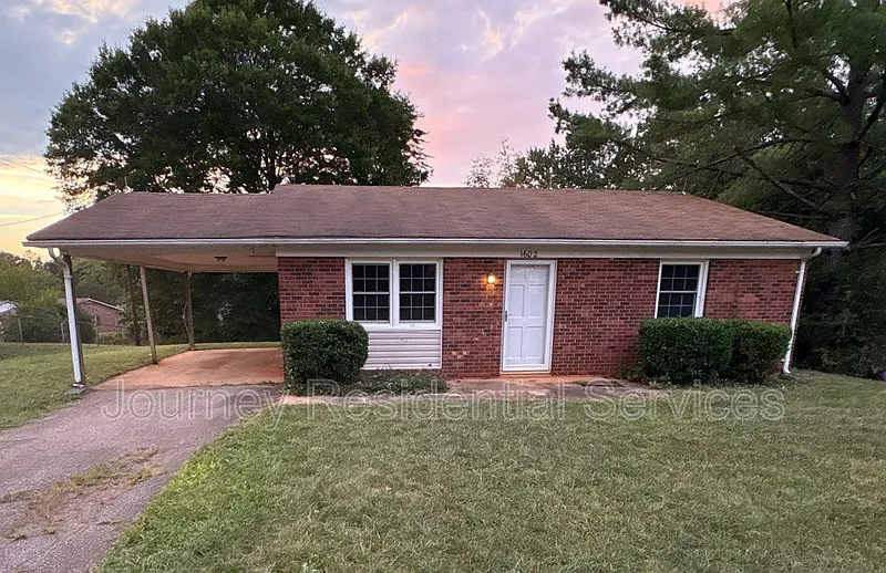 3 bed, 1.5 bath, 1100 sqft, $1,150 — Photo 1