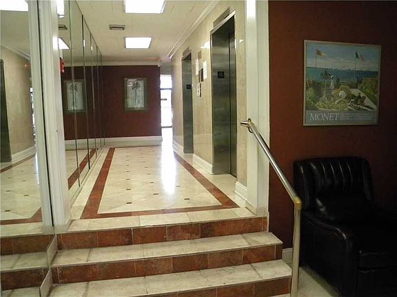 5th image of 2450 NE 135th St APT 906