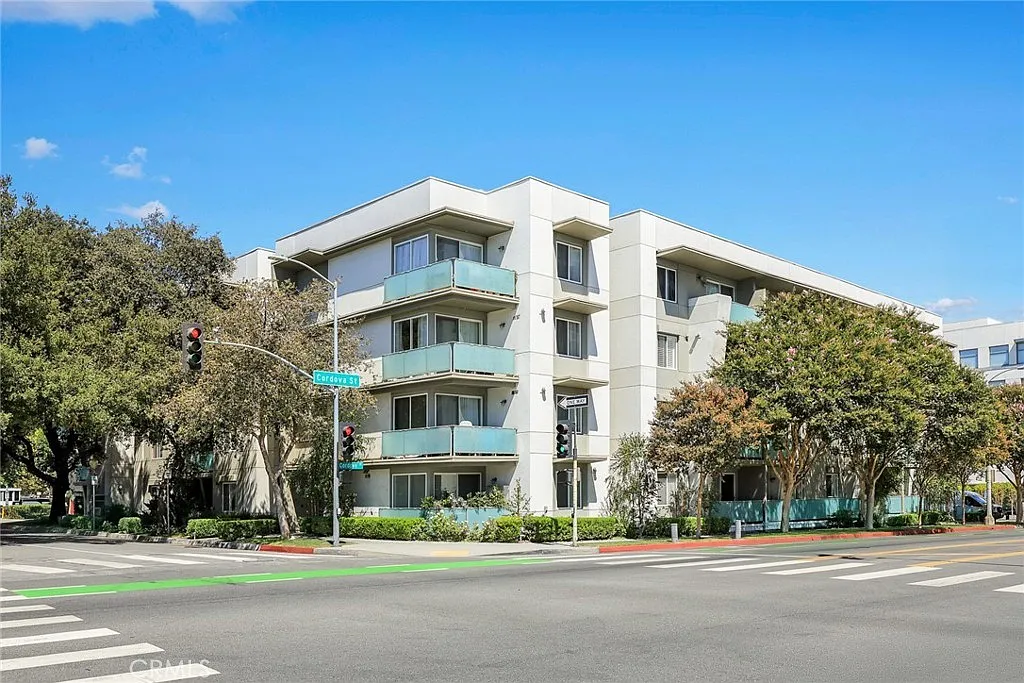 1 bed, 690 sqft, $2,690 — Photo 2
