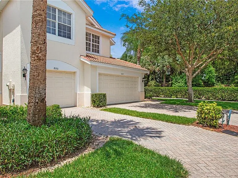 880 Hampton Cir — Photo 33