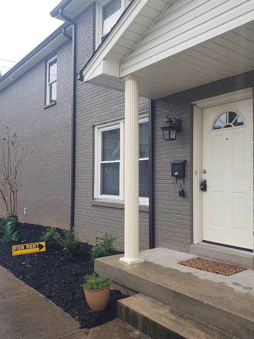End Unit!! 2 Bed/1.5 Bath Townhouse! Water/Garbage Included! Walk To Apsu! — Photo 2