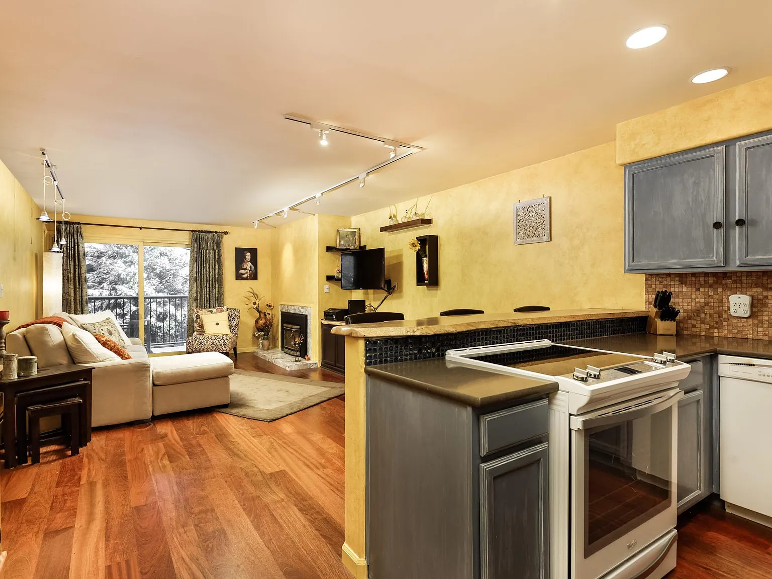 1 bed, 900 sqft, $10,000 — Photo 2