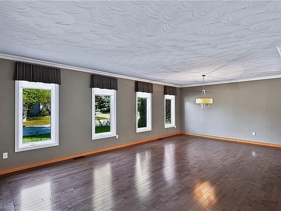 5th image of 7 Charlton Dr