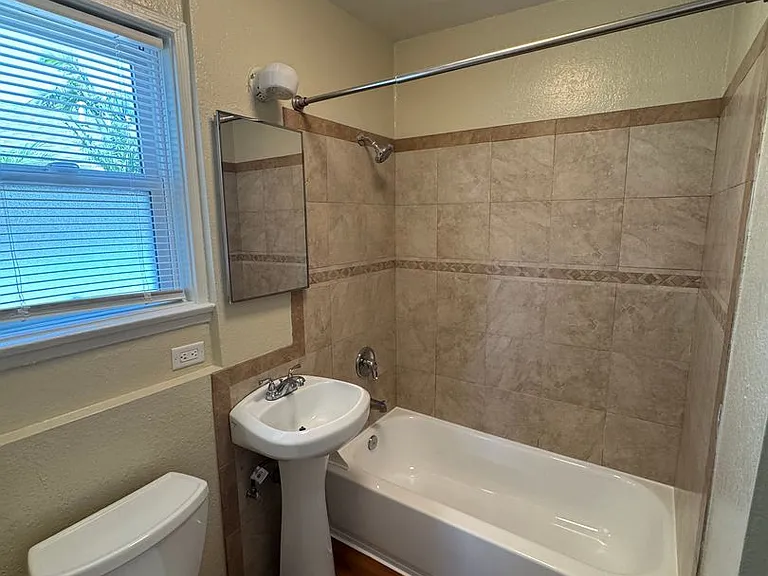 4542 N Lakewood Blvd. — Photo 21