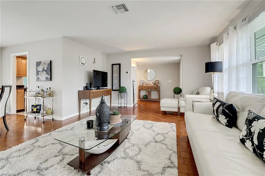 4 bed, 2.0 bath, 1858 sqft, $4,000 — Photo 4