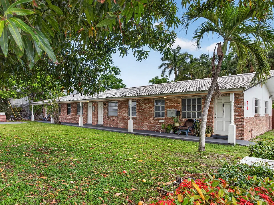 2391 NE 11th Ct