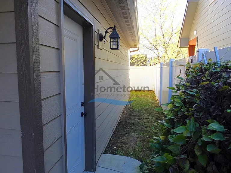 908 E Davis Ave — Photo 28