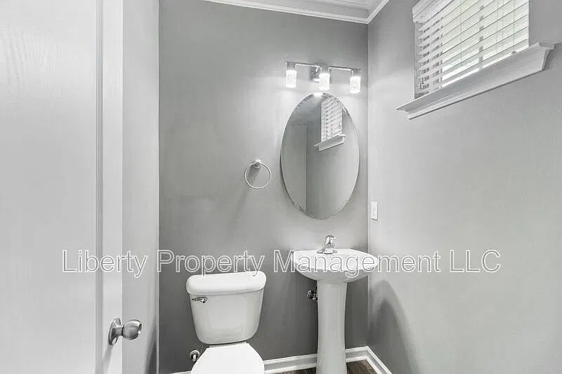 4 bed, 2.5 bath, 1940 sqft, $1,950 — Photo 4