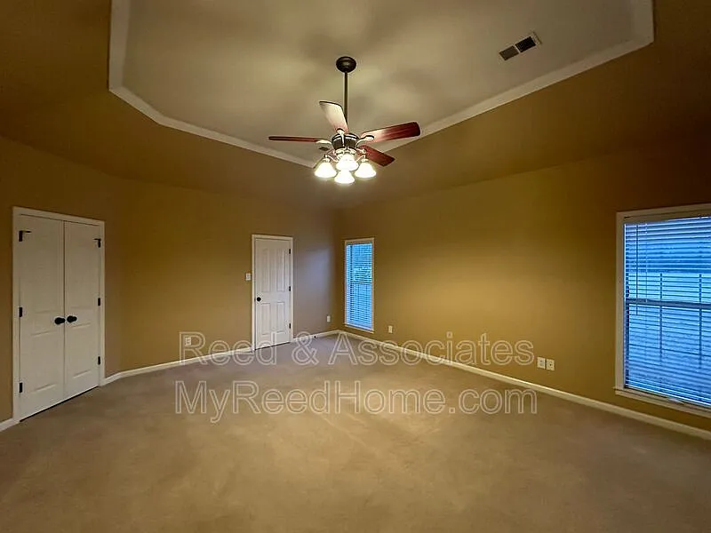 3 bed, 2.0 bath, 2368 sqft, $2,350 — Photo 4