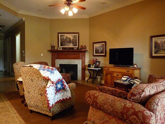 2nd image of 923 S Yorkshire Cir