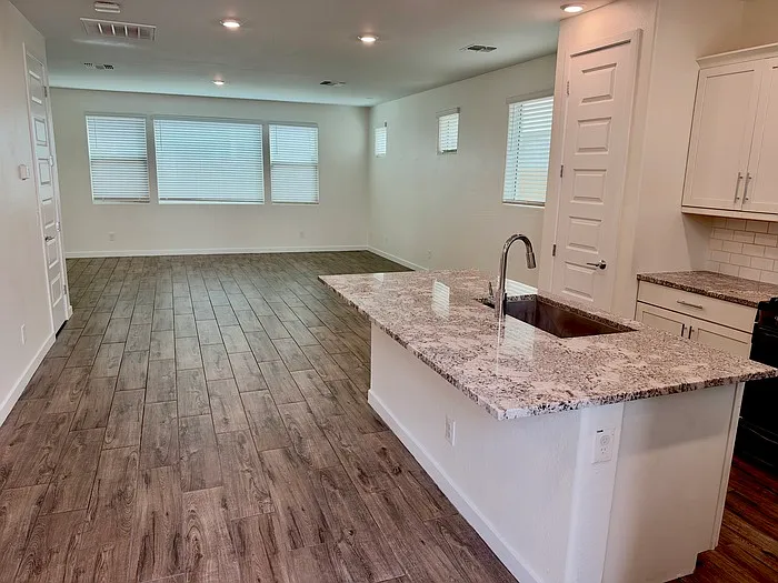 4 bed, 3.5 bath, 2267 sqft, $2,495 — Photo 3