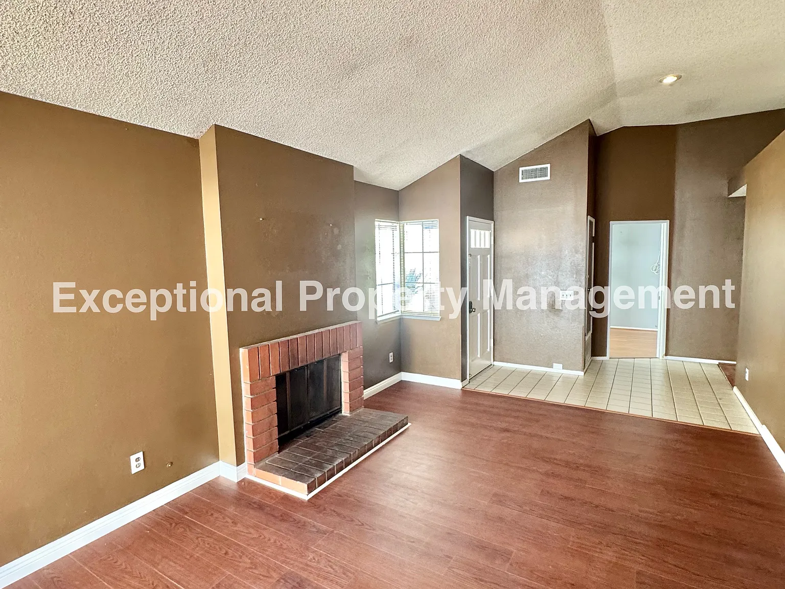 3 bed, 1008 sqft, $3,000 — Photo 3
