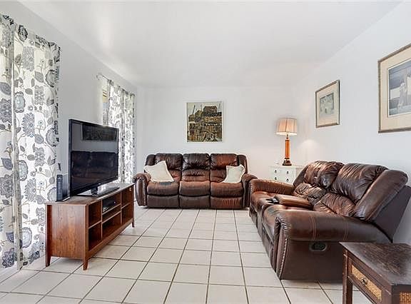 4th image of 2113 N Lexington Ave