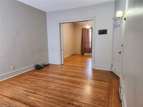 3rd image of 25 Gladstone Ave
