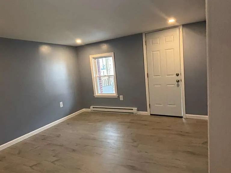 137 W Water St — Photo 8