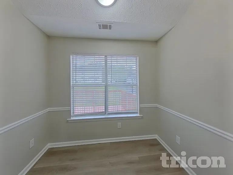 800 Lorraine Ln — Photo 5