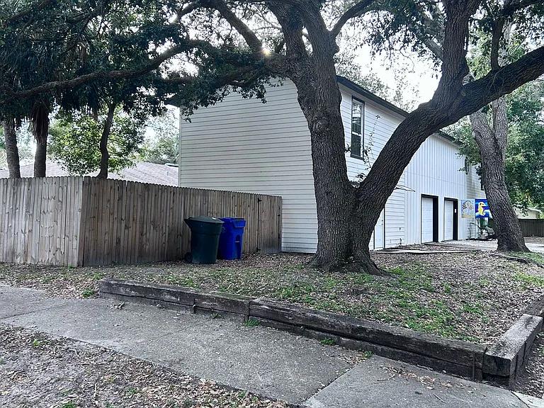 821 Lyndhurst St — Photo 3