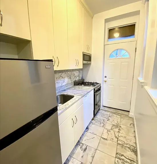 247 E 39th St #1D — Photo 3