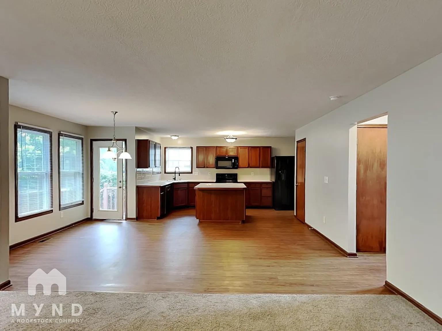 4 bed, 2.5 bath, 2417 sqft, $2,874 — Photo 4