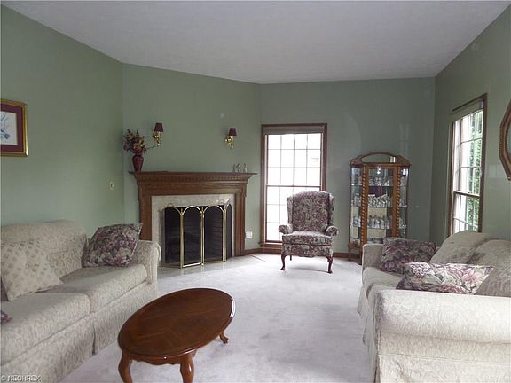 5th image of 421 Cambridge Dr