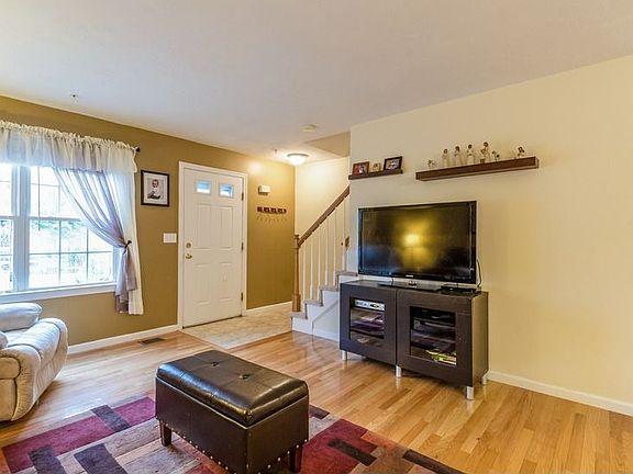 2nd image of 32 Boxberry Ln