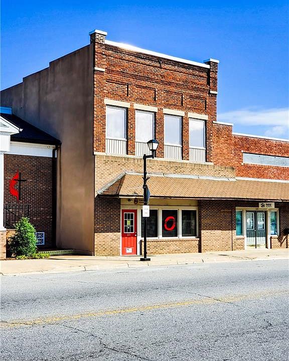 1st image of 221 E Main St
