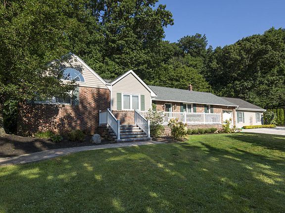 2nd image of 6 Woodhaven Ln