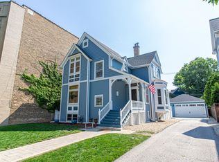 6733 N Greenview Ave, Chicago, IL 60626