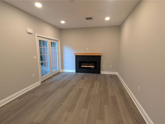 5th image of 242 E Walnut St #1